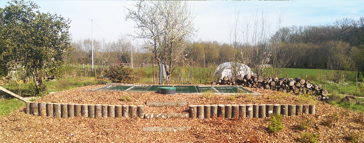 Installation d’un jardin d’assainissement par filtres plantés phytoépuration avant la pousse des plantes