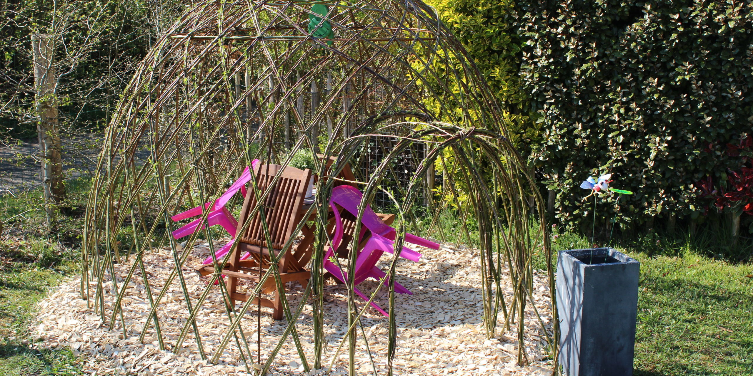 Réalisation d'une cabane en osier vivan tressé