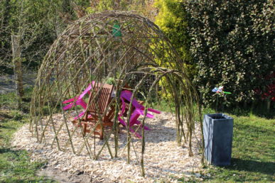 Réalisation d'une cabane en osier vivan tressé