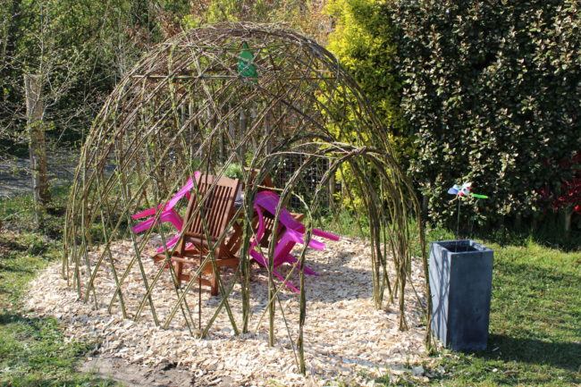 Réalisation d'une cabane en osier vivan tressé