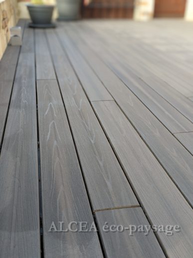 une terrasse en bois foncé