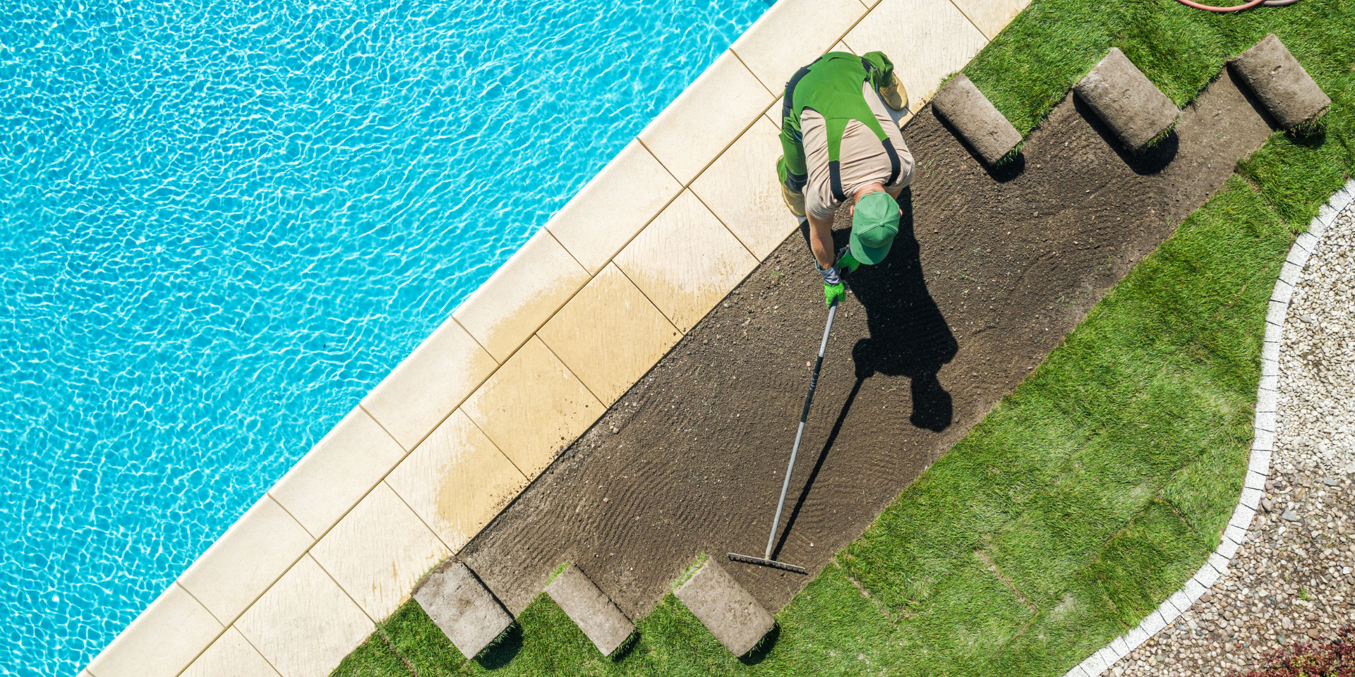 a (2000 × 800 px) (4) un jardinier qui travaille à côté d'une piscine