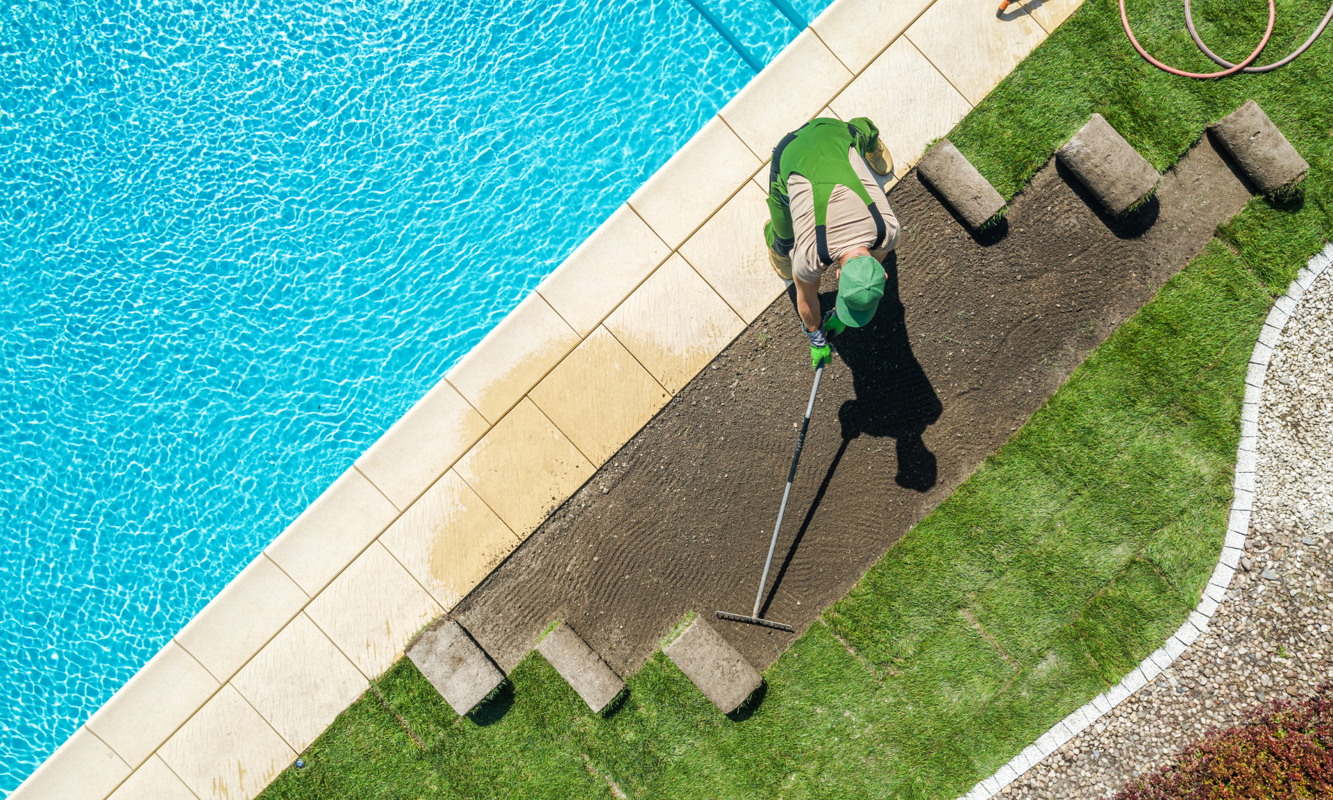 a (2000 × 800 px) (4) un jardinier qui travaille à côté d'une piscine