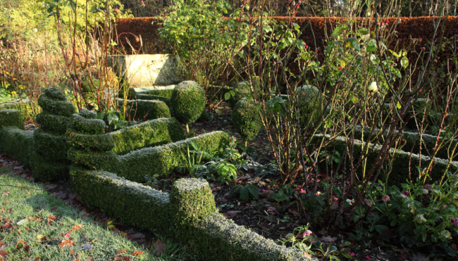 Jardin structuré avec haies taillées et arbustes, préparé pour l’hiver avec un entretien soigné.Jardin structuré avec haies taillées et arbustes, préparé pour l’hiver avec un entretien soigné.