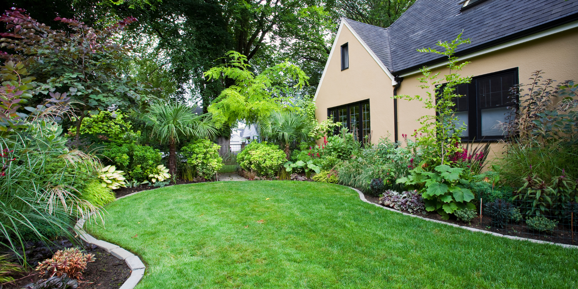 Aménagement paysager devant une maison Aménagement paysager devant une maison